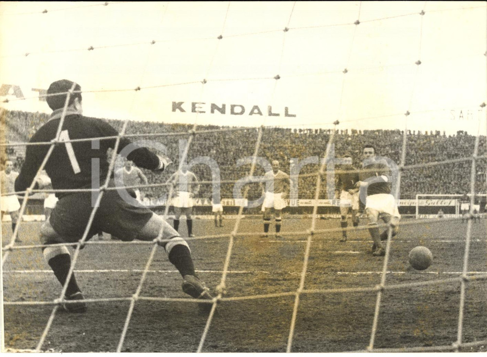 1957 FIRENZE CALCIO FIORENTINA-NAPOLI 4-0 Rigore di Sergio CERVATO Foto 18x13
