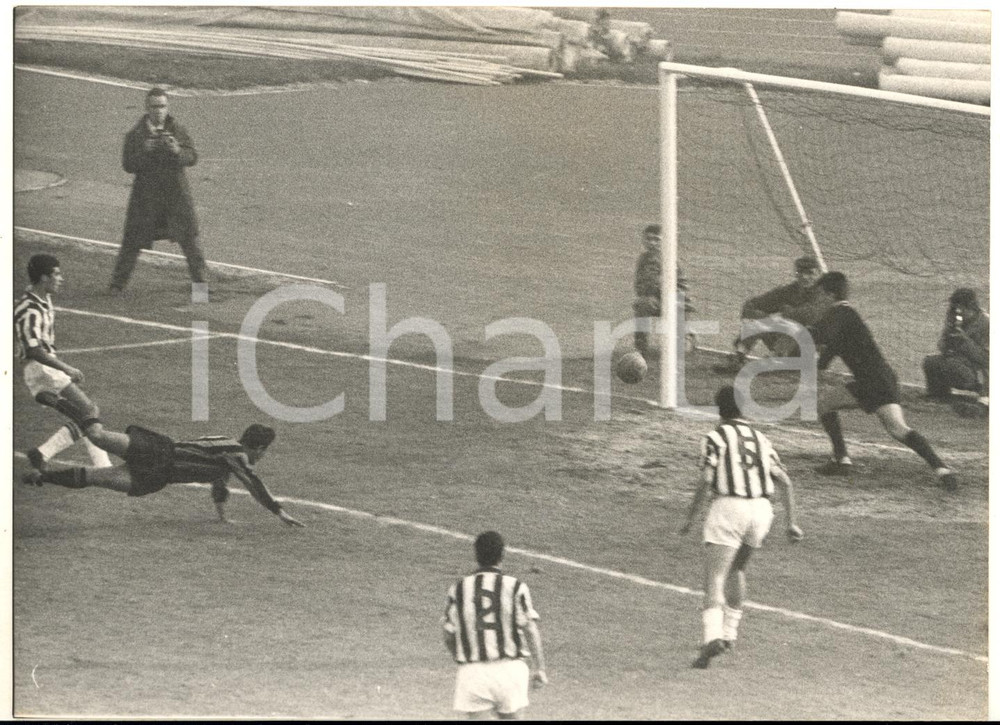 1963 BERGAMO CALCIO ATALANTA-JUVENTUS 3-0 Goal di testa di Salvador CALVANESE