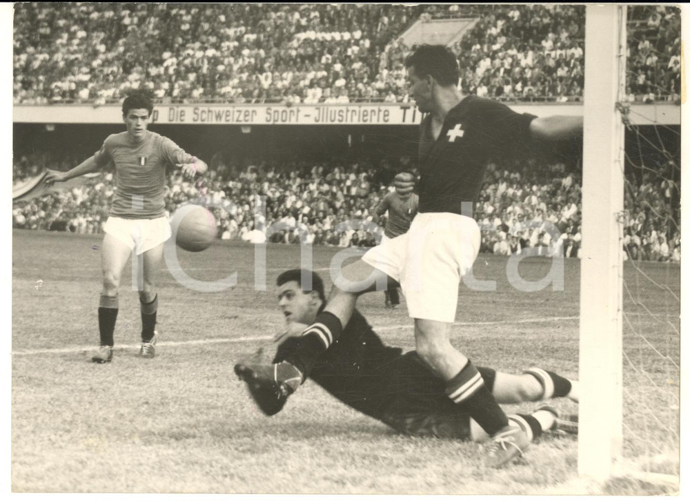 1954 BASILEA MONDIALI SVIZZERA-ITALIA 4-1 Roger BOCQUET salva su tiro di LORENZI
