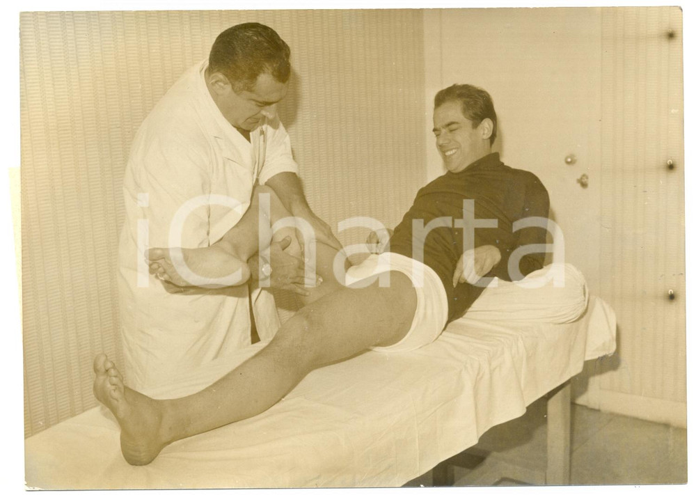 1962 PARIS Calciatore Luis SUAREZ curato dal massaggiatore Emile WANONO *Foto