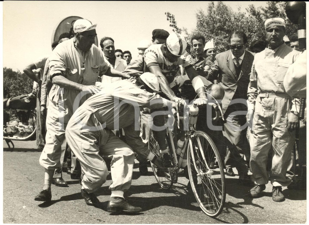 1958 CICLISMO GIRO D'ITALIA 1^ tappa - Ritiro di Emilio BOTTECCHIA Foto 18x13