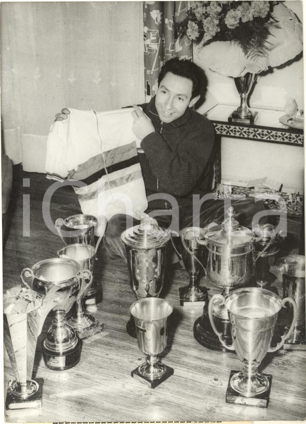 1959 LIMOGES CROSS-COUNTRY Champion André DUFRAISSE amid his trophies - Photo