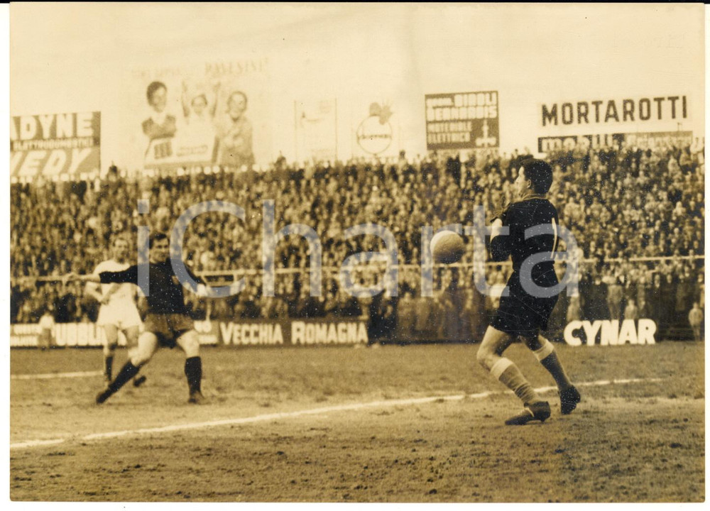 1960 ca CALCIO SERIE B NOVARA-GENOA Tiro di Gastone BEAN su Fausto LENA Foto
