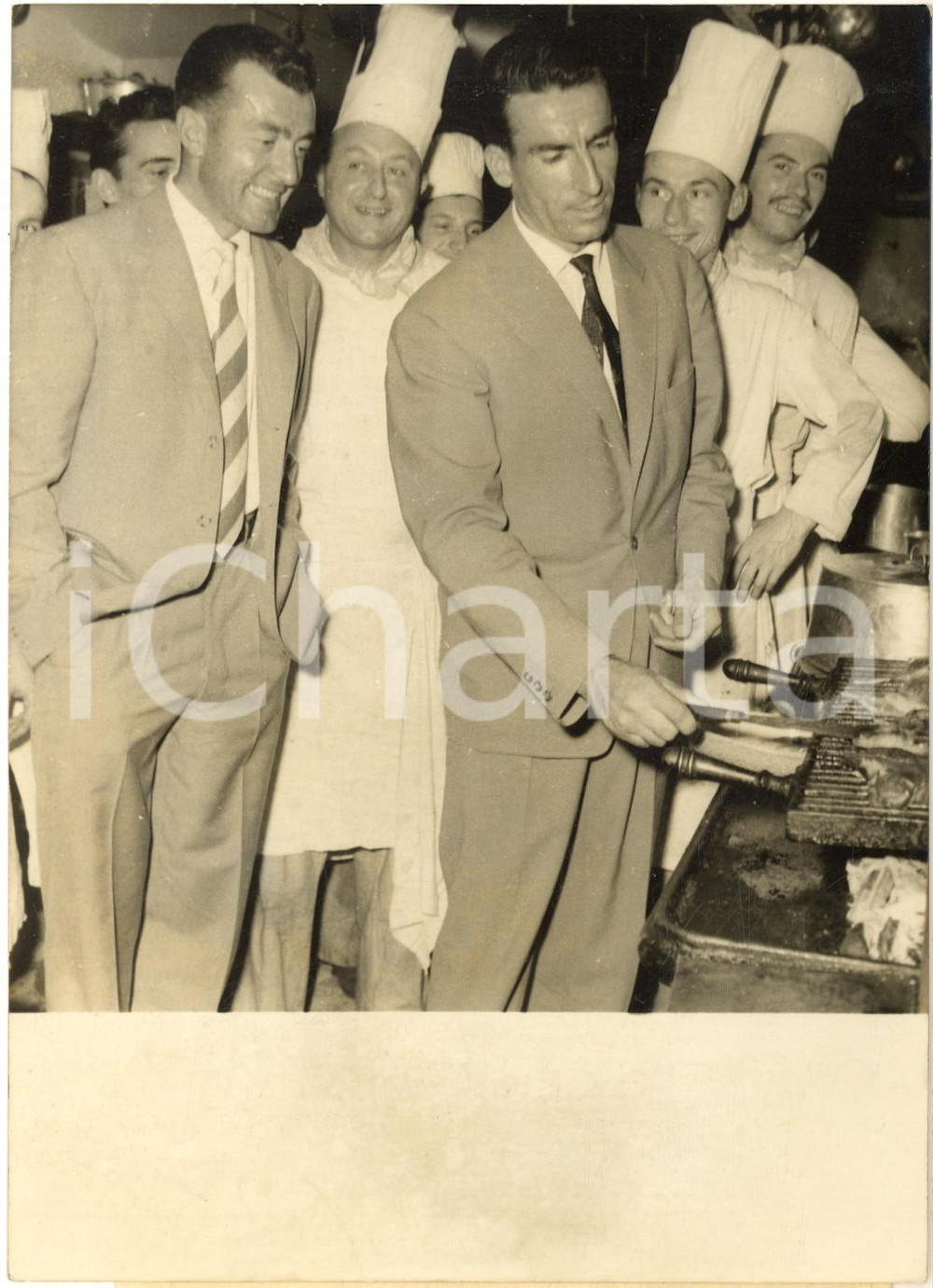 1959 PARIS CYCLISME Raphael GEMINIANI Louis BOBET au déjeuner à la Tour Eiffel