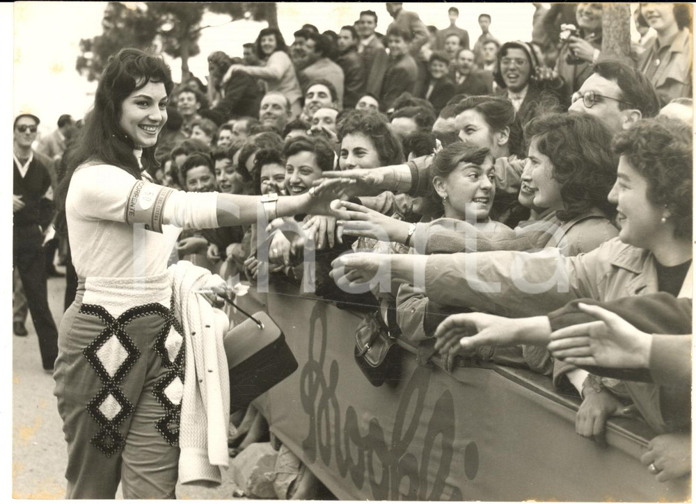 1957 ABANO TERME Rally del Cinema - Rosanna SCHIAFFINO festeggiata all'arrivo