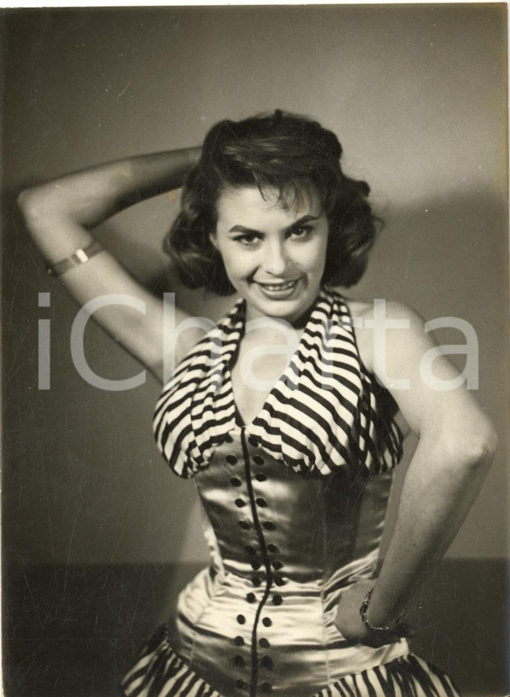 1957 FRANCE Geneviève SOLAR indossa costume di Gina Lollobrigida per un film