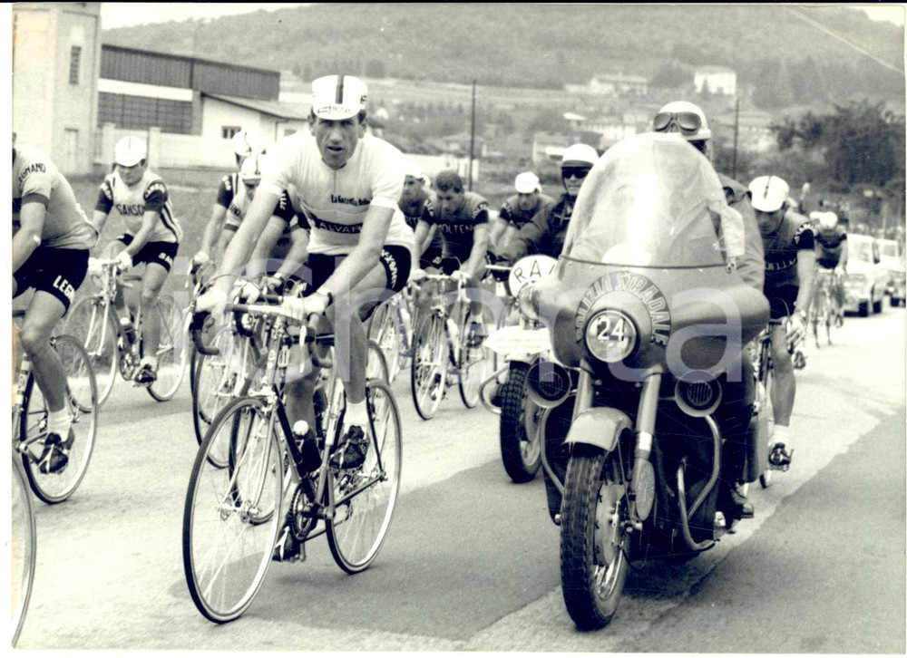 1965 GIRO D'ITALIA SAAS-FEE Vittorio ADORNI con un agente su Moto GUZZI 700