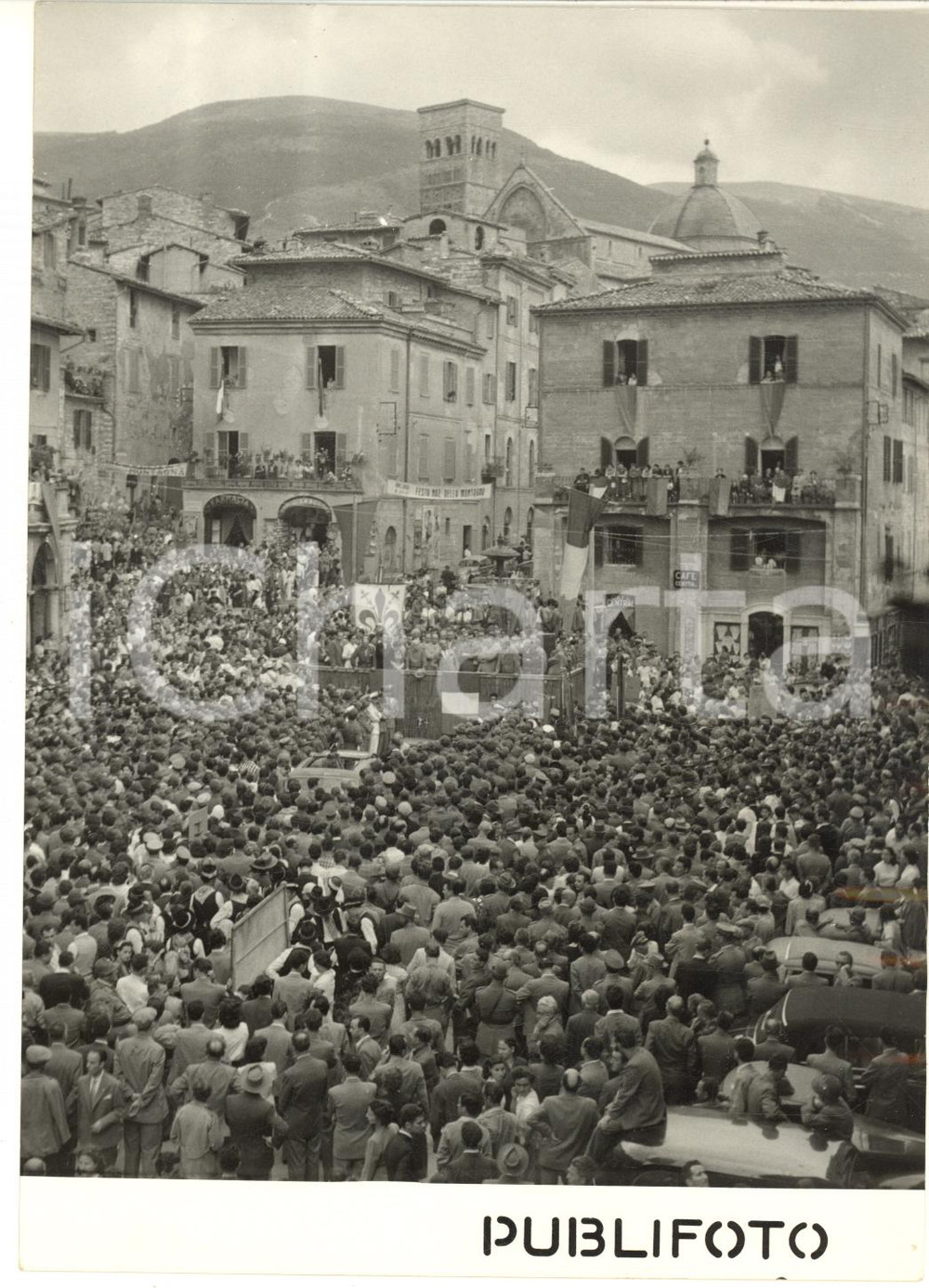 1953 ASSISI 2^ Festa della Montagna - Folla per il discorso di Amintore FANFANI