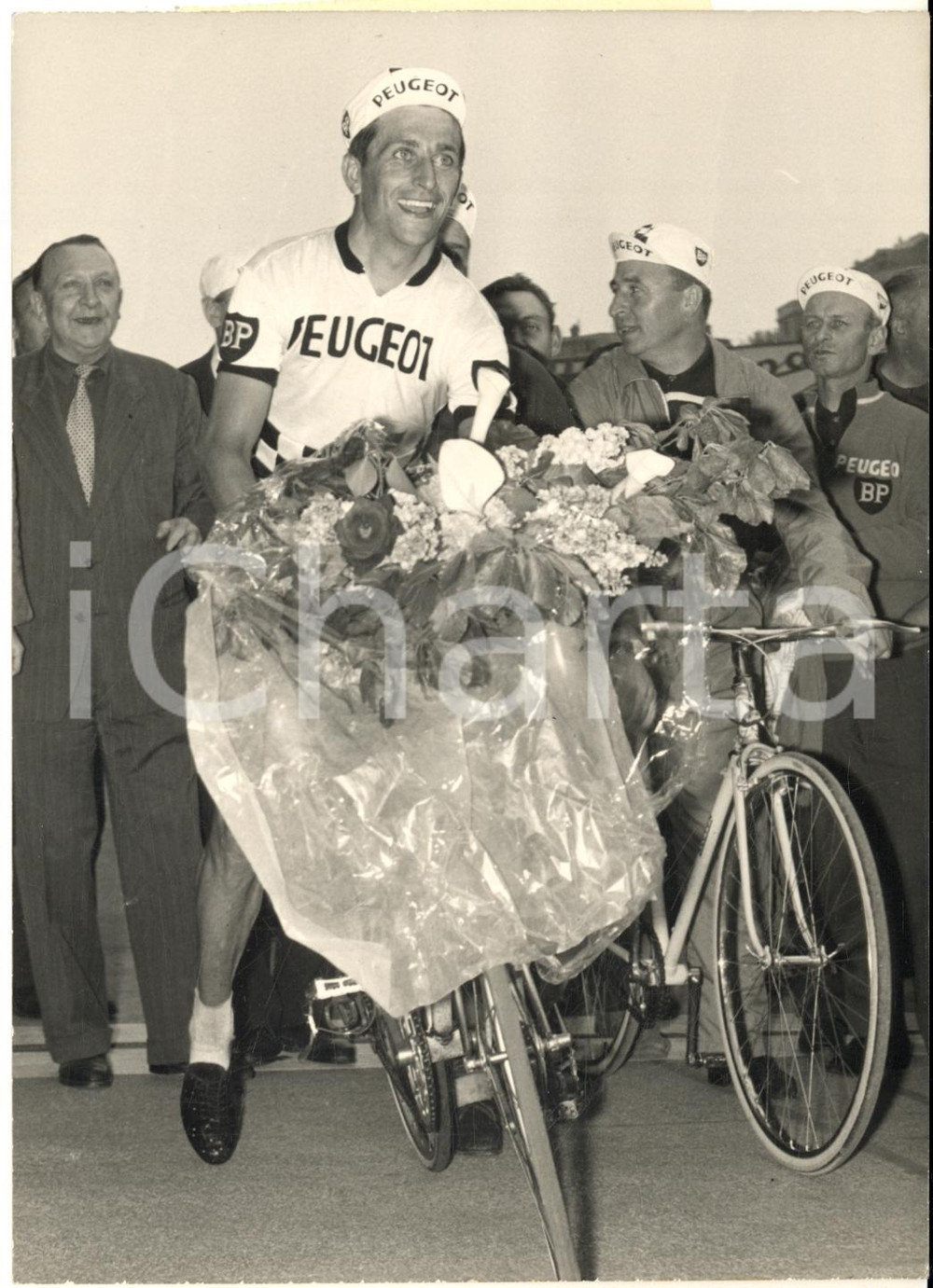 1963 CICLISMO BORDEAUX-PARIS Il vincitore Tom SIMPSON durante il giro d'onore