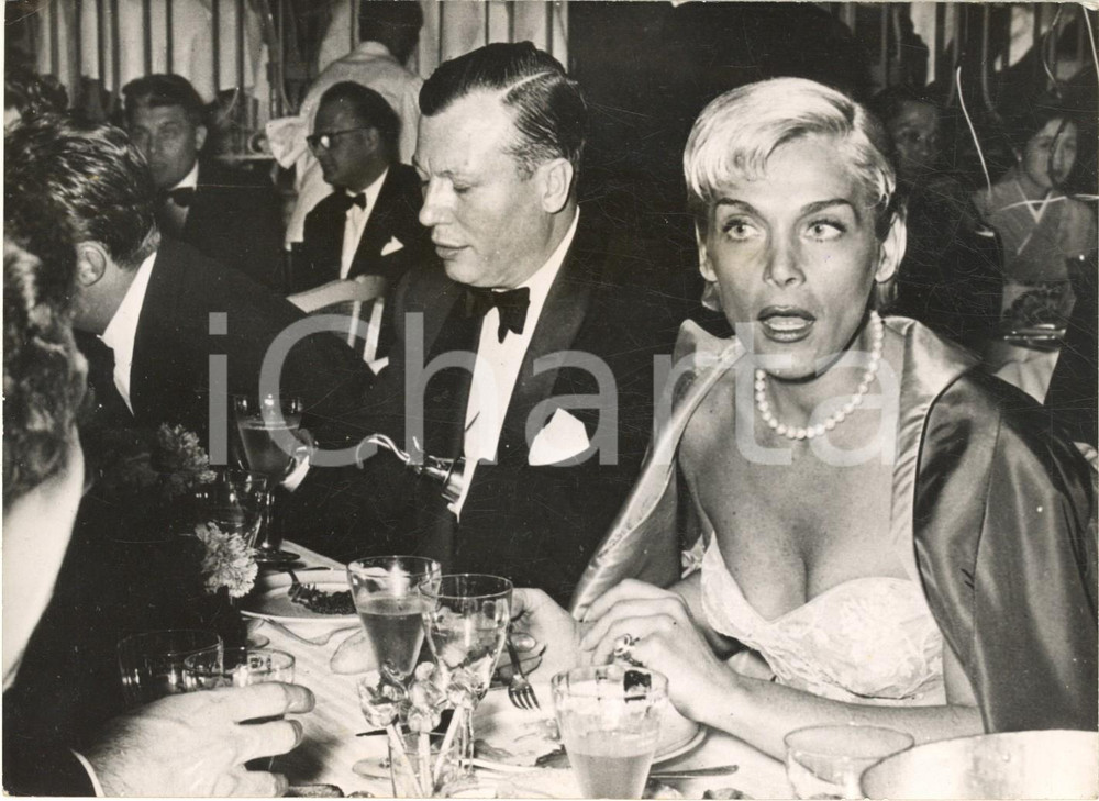 1946 (1955 ca) CANNES Harold RUSSELL Lizabeth SCOTT a cena al Grand Palais