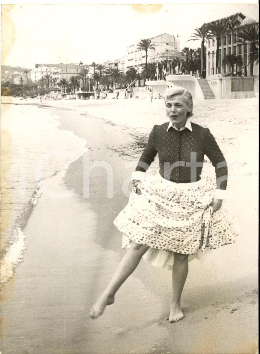 1954 FESTIVAL DI CANNES Attrice Lizabeth SCOTT infreddolita in spiaggia *Foto