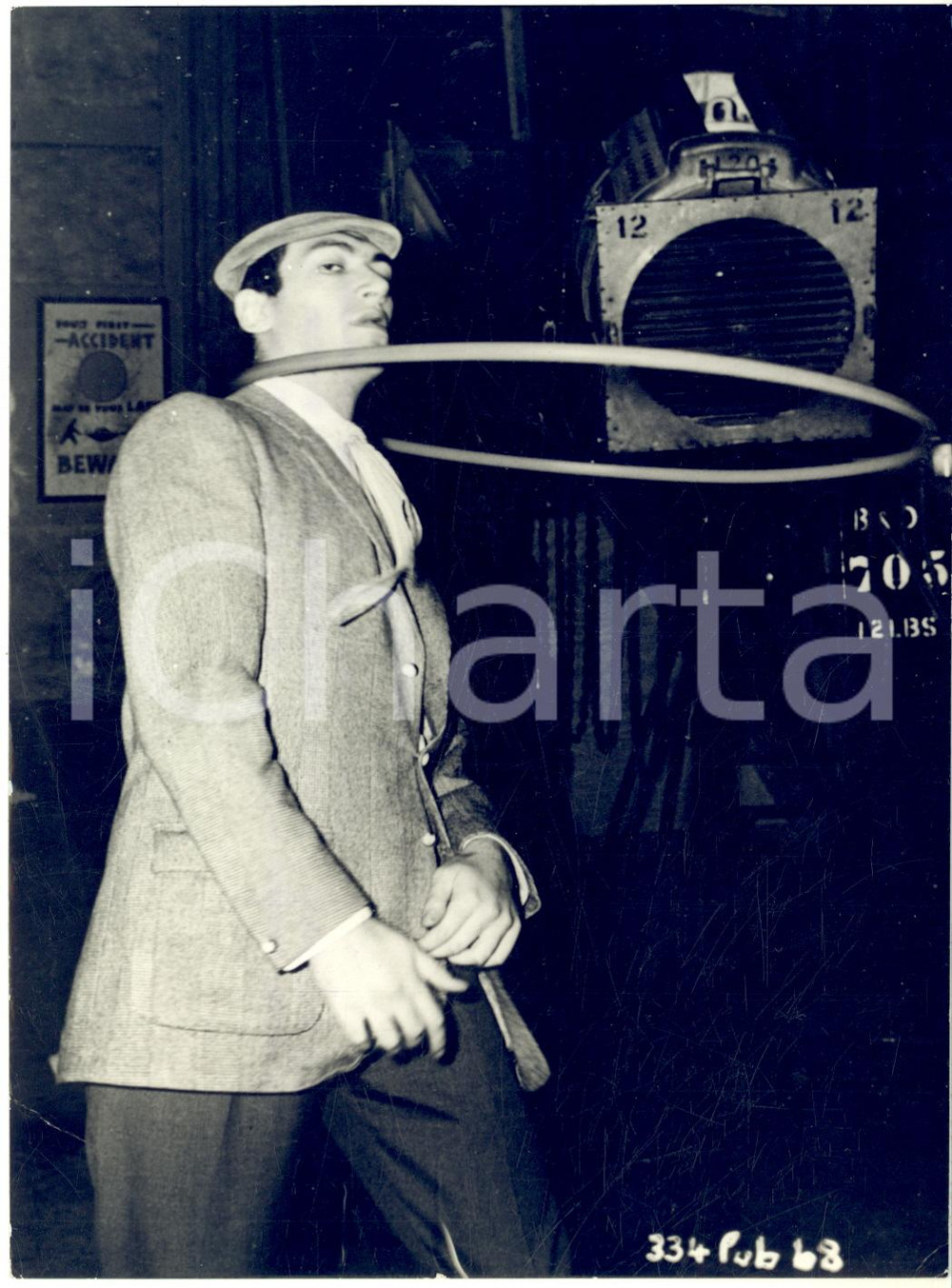 1959 CINEMA Film "Too many crooks" - Bernard BRESSLAW con l'hula hoop *Foto