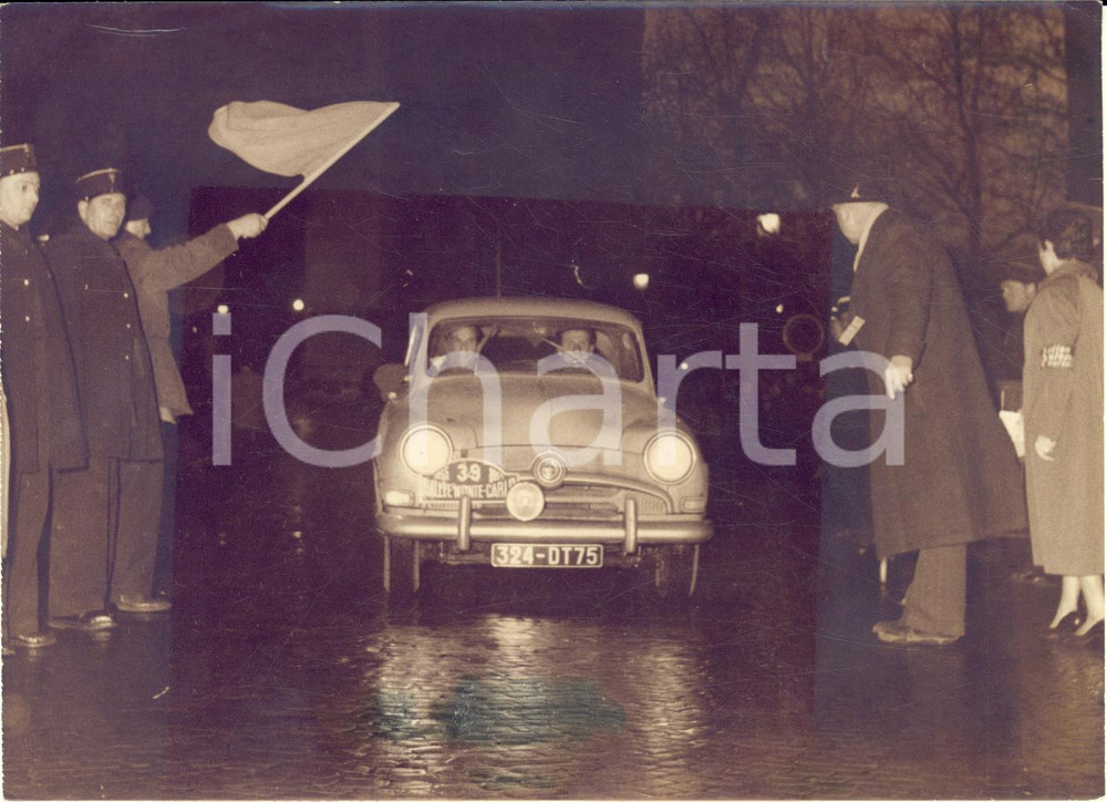 1956 PARIS AUTOMOBILISMO Concorrenti del MONTE CARLO RALLY al controllo *Foto