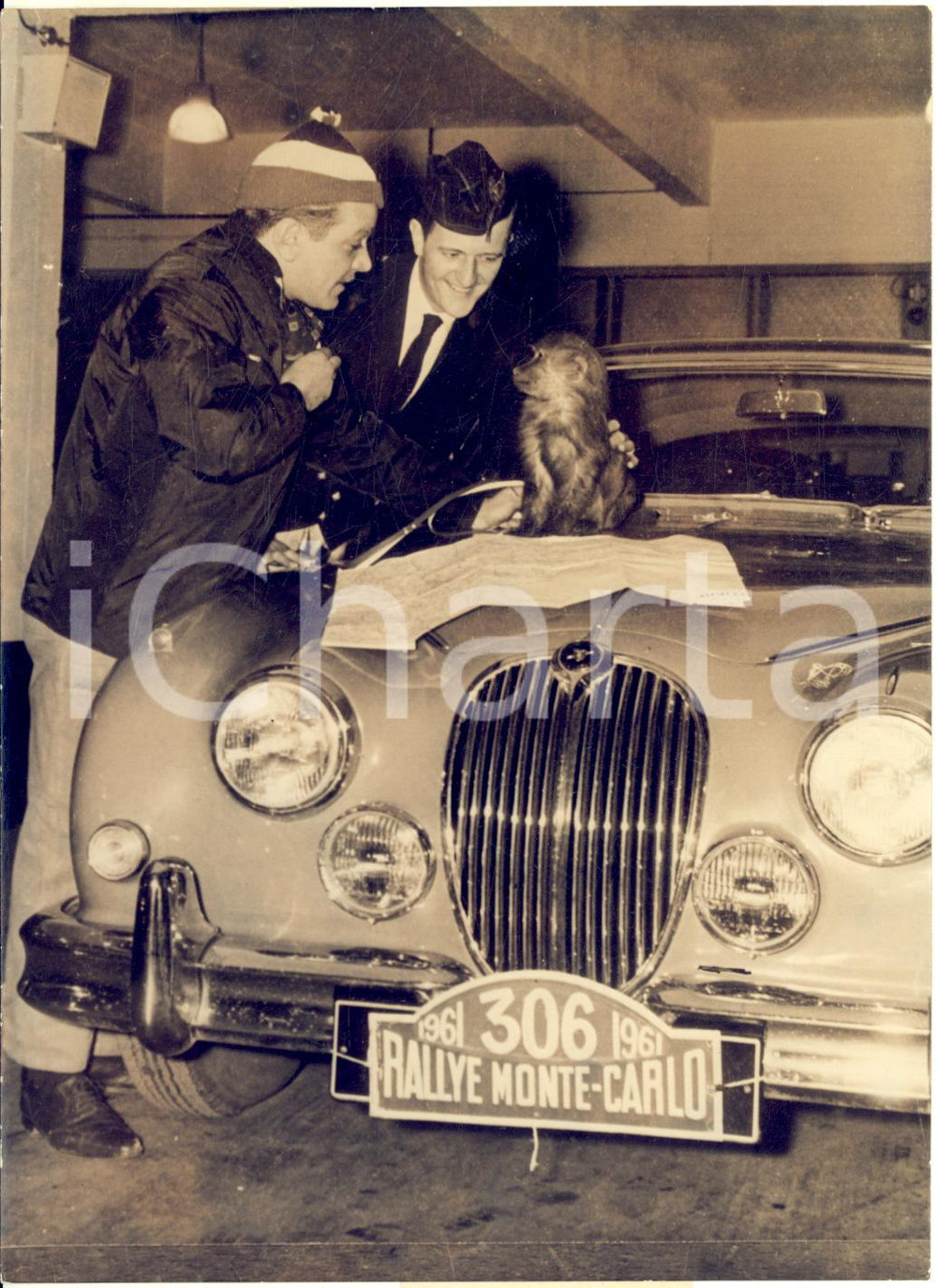 1961 GLASGOW Eric HADDON Leonard NORMAN in partenza per il Rally di MONTE CARLO