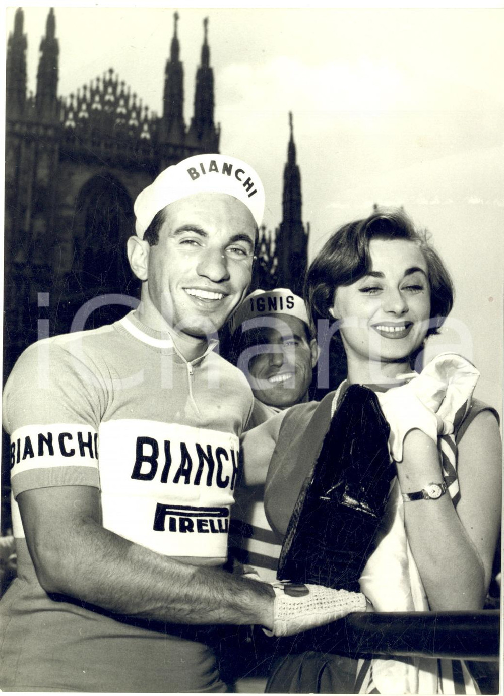 1957 MILANO GIRO D'ITALIA Nino DEFILIPPIS e Sandra MONDAINI in Piazza Duomo