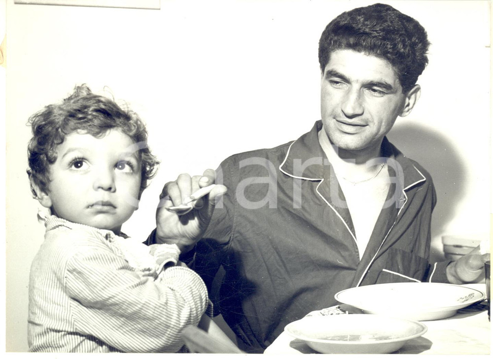 1960 MOTOCICLISMO BOLOGNA Tarquinio PROVINI a tavola con il figlio *Foto
