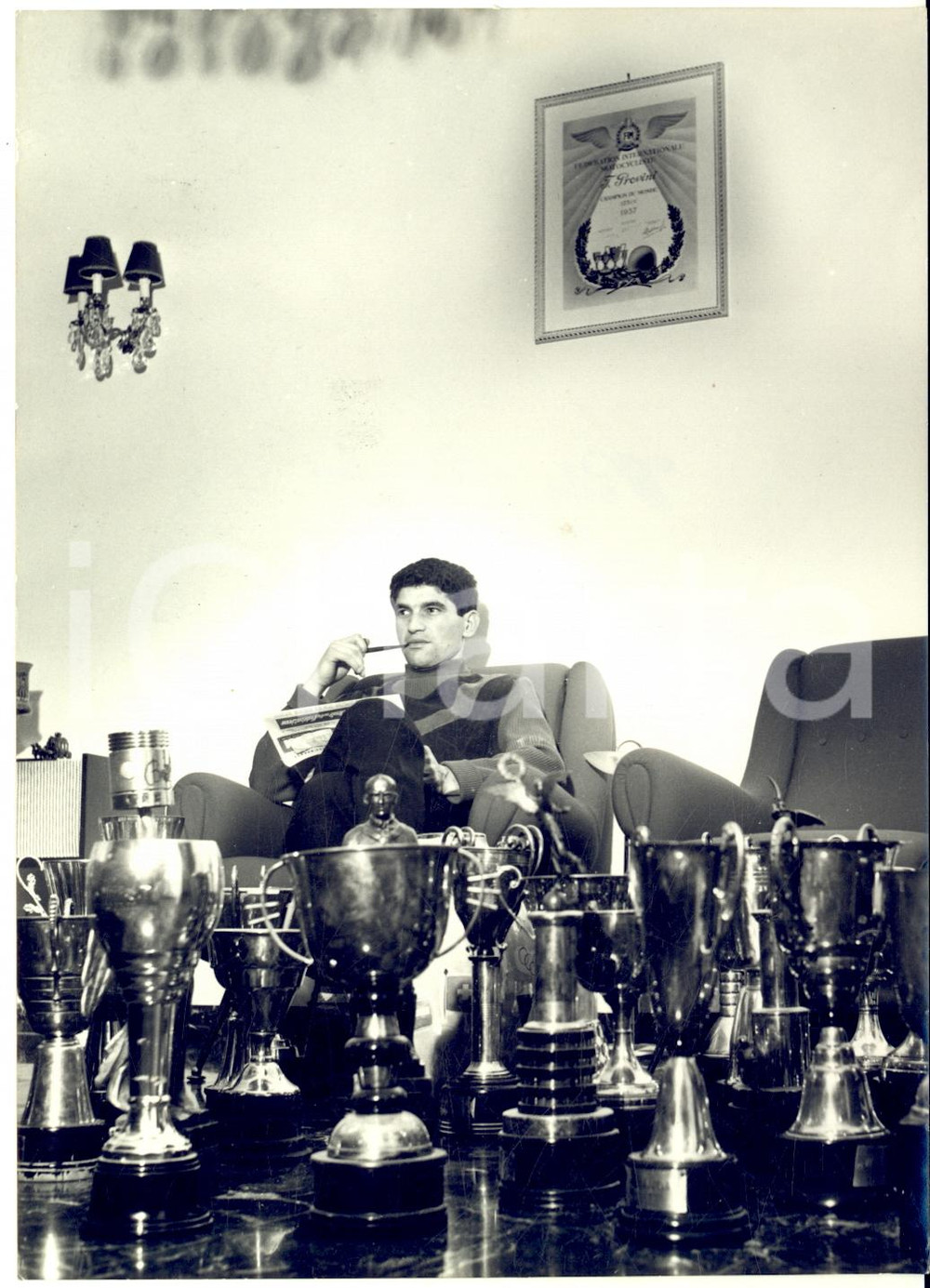 1956 MOTOCICLISMO BOLOGNA Tarquinio PROVINI in salotto fra i suoi trofei *Foto