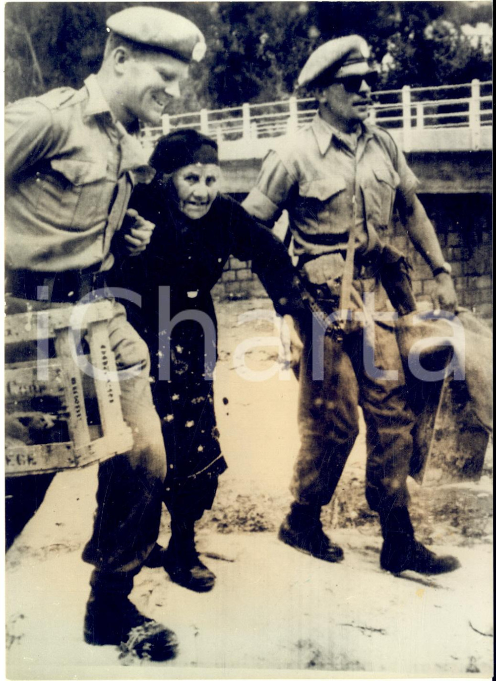 1964 GUERRA CIVILE CIPRO - AGIOS THEODOROS - Soldati inglesi soccorrono anziana