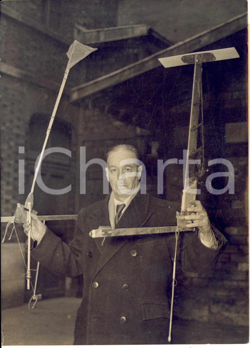 1958 PARIS Inventeur Charles DE ROUGÉ avec ses dispositifs pour avions *Photo