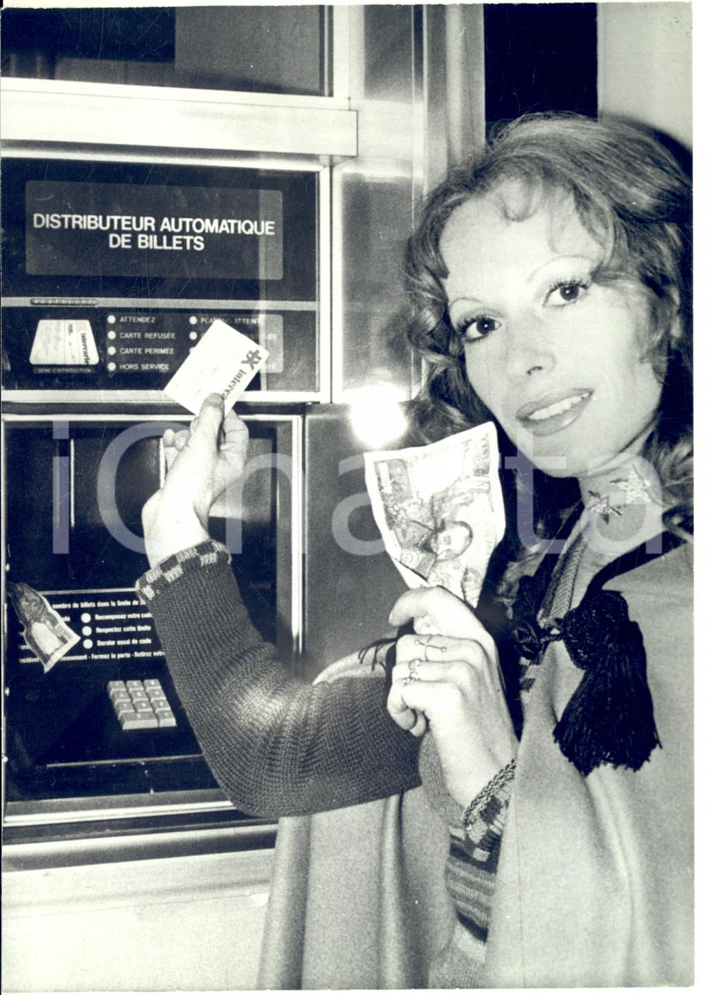 1975 ca PARIS Attrice Pascale AUDRET preleva presso i primi bancomat *Foto