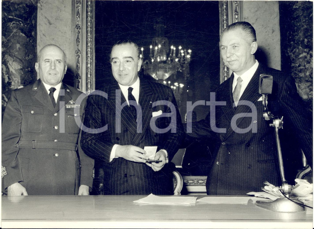 1959 MILANO Circolo della Stampa - Giornalisti UGAI premiano Domenico AGUSTA