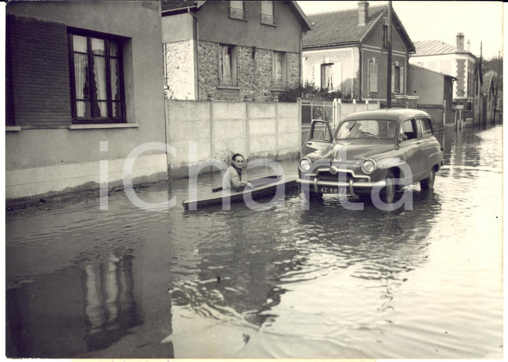 1955 MONTEREAU-FAULT-YONNE (F) Inondation - Les habitants en kayak *Photo