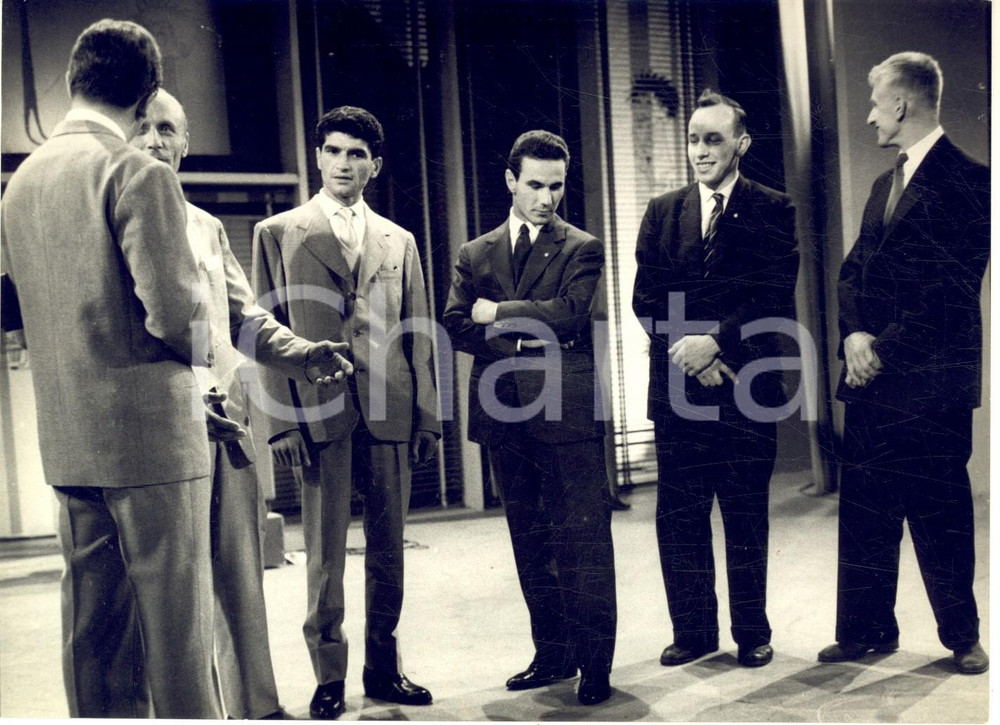 1958 LASCIA O RADDOPPIA? Mike BONGIORNO con i campioni del motociclismo *Foto