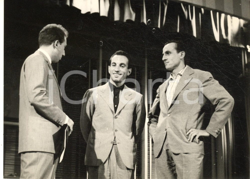 1958 LASCIA O RADDOPPIA? Mike BONGIORNO con i ciclisti DEFILIPPIS e BALDINI