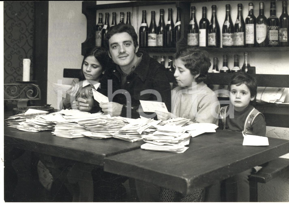1972 AGRATE BRIANZA Mino REITANO legge le lettere dei fan aiutato dalle nipotine