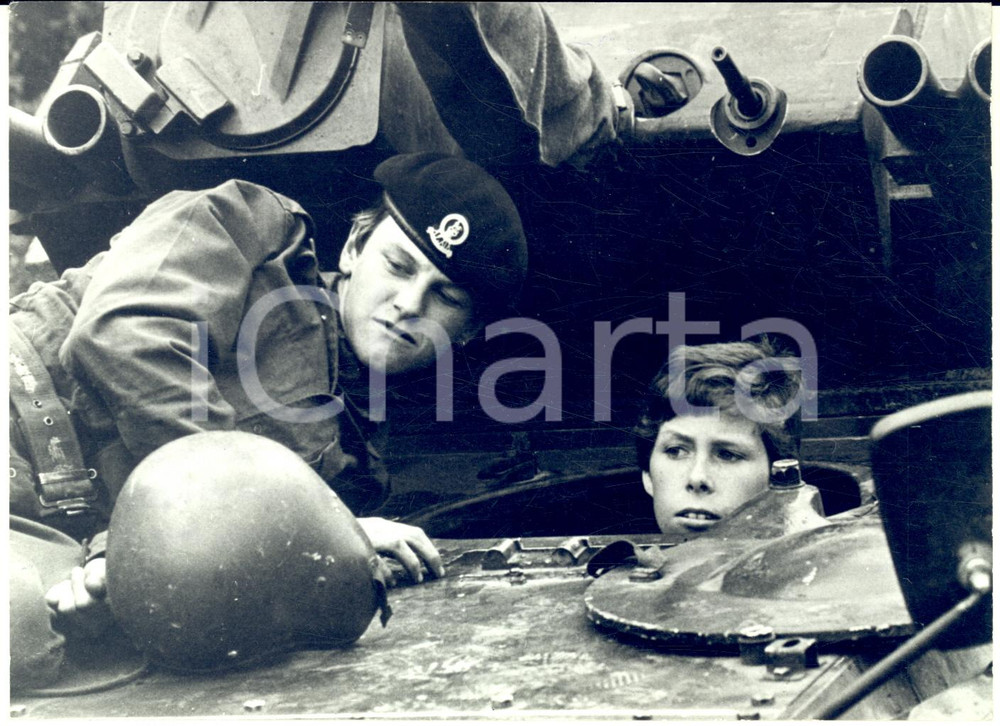 1972 UK Giovane visconte David LINLEY sale su un carro armato *Foto 18x13 cm