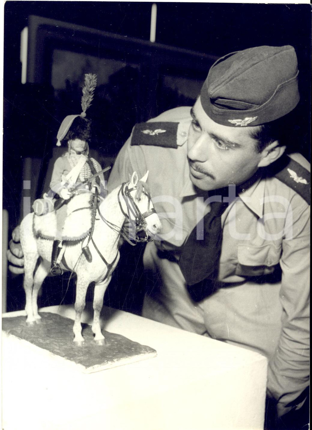 1956 PARIS Salon de l'Armée - Militaire avec un hussard de la Garde Napoléonienne