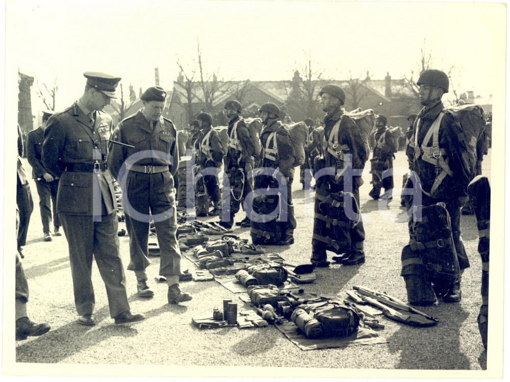 1955 ALDERSHOT Rushmoor Arena - The Duke of Edinburgh inspects paratroopers