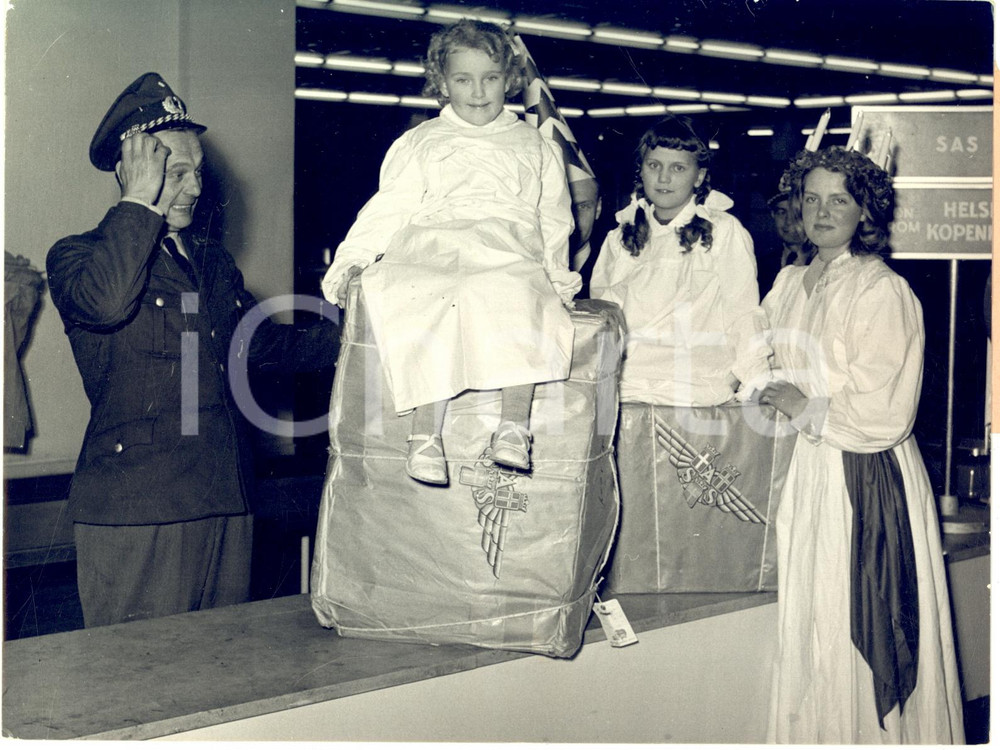 1953 DUSSELDORF Arrival of the Sweden "light-bride" by SAS for Saint Lucy's day