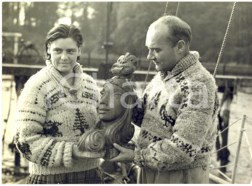 1953 PORT HAMBLE Scientist Bohdan MEDUSA CWILONG examine a Maori figurehead