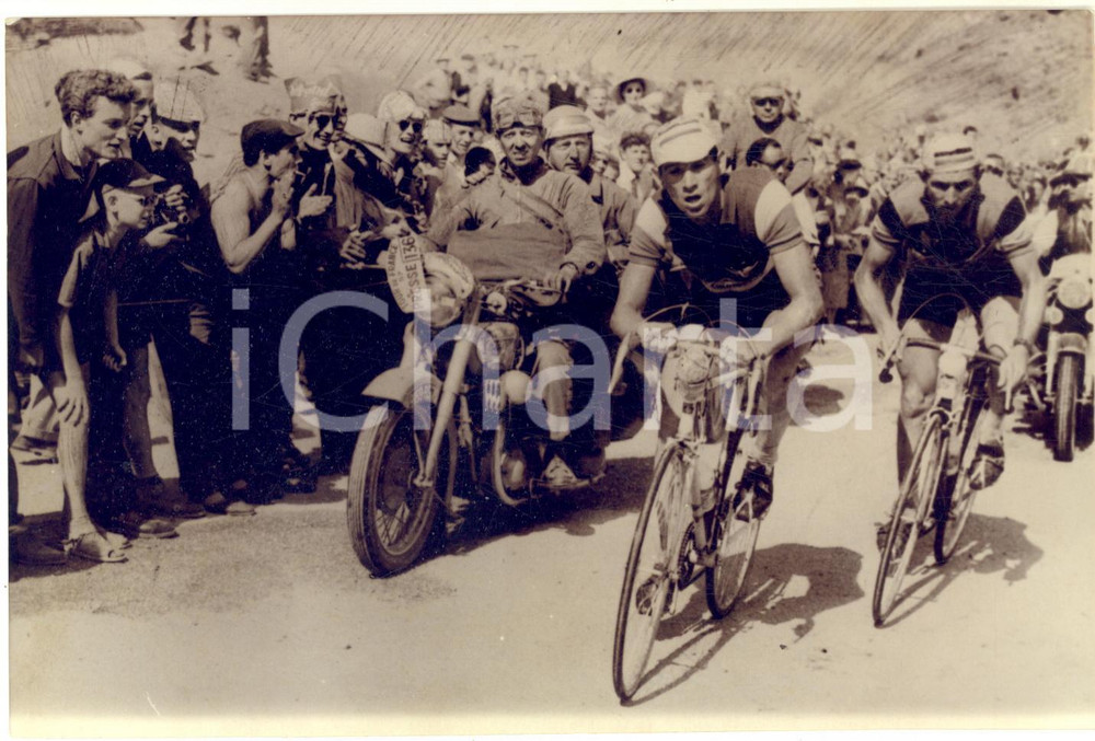 1957 CICLISMO TOUR DE FRANCE Gastone NENCINI e Marcel JANSSENS sulle Alpi *Foto