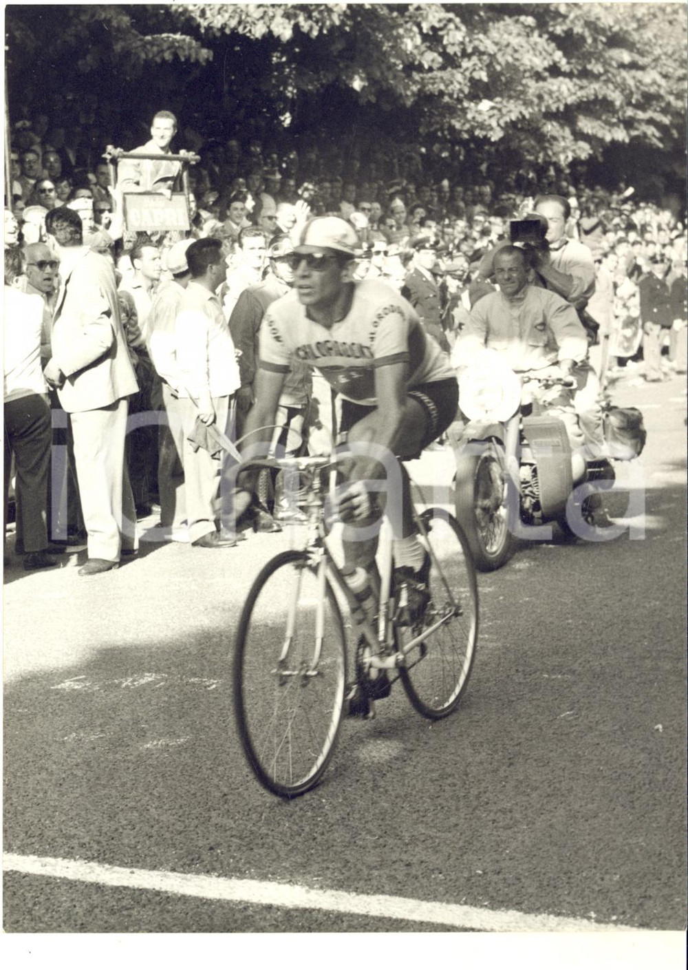 1957 (?) CICLISMO GIRO D'ITALIA - Gastone NENCINI al traguardo *Foto 13x18 cm
