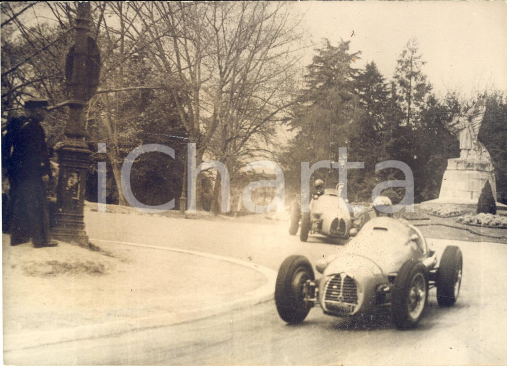 1954 AUTOMOBILISMO Gp di PAU - Jean BEHRA sorpassa su GORDINI T16 *Foto 18x13