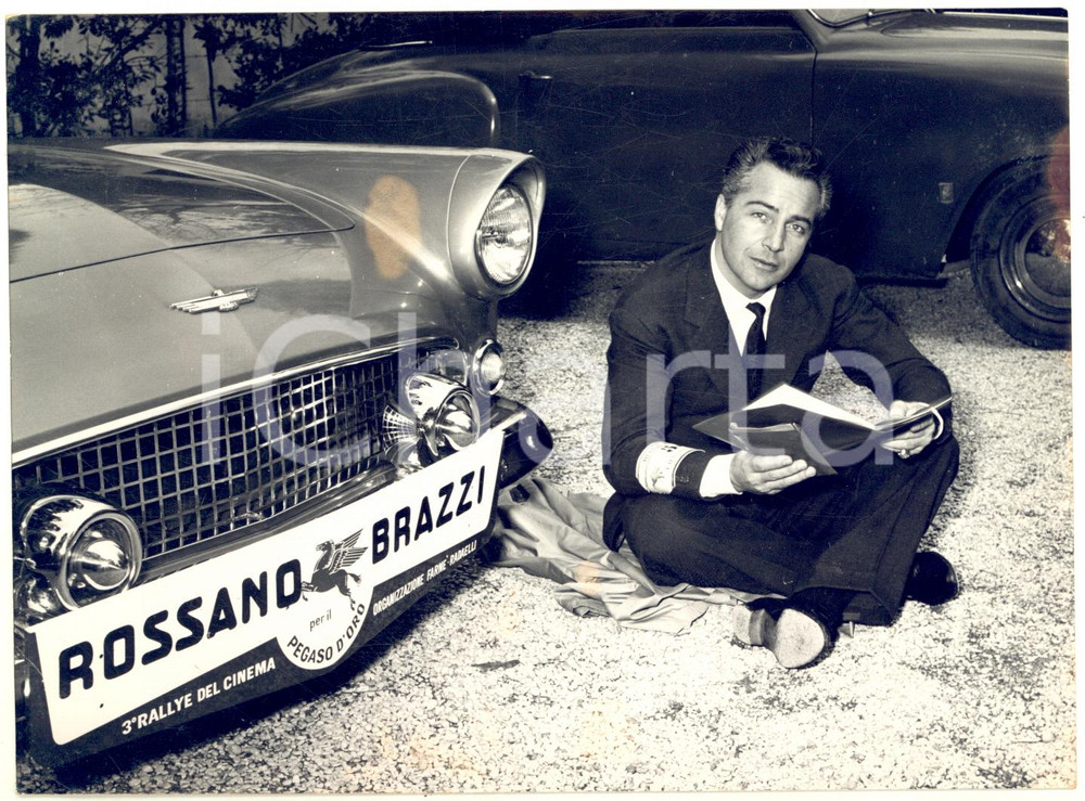1956 ROMA RALLY DEL CINEMA Attore Rossano BRAZZI alla punzonatura *Foto