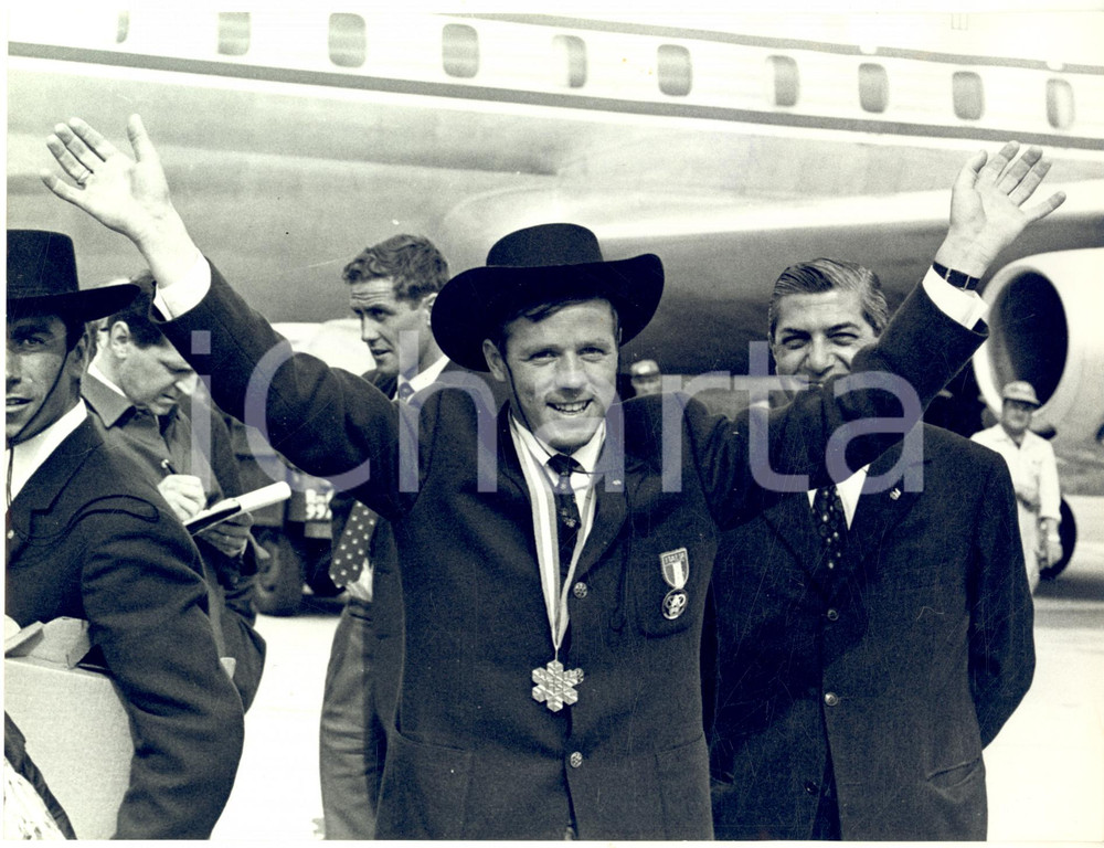1966 MILANO MALPENSA Arrivo del campione di sci Carlo SENNONER *Foto 24x18 cm