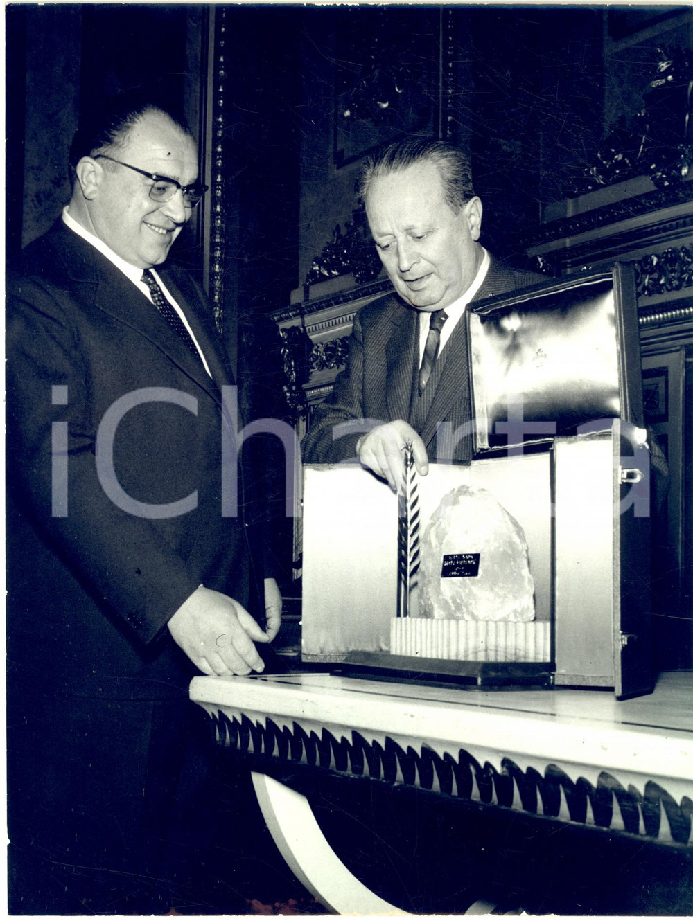 1965 MILANO Dino VILLANI consegna la "Palma d'oro" a Enzo FUMAGALLI della CANDY