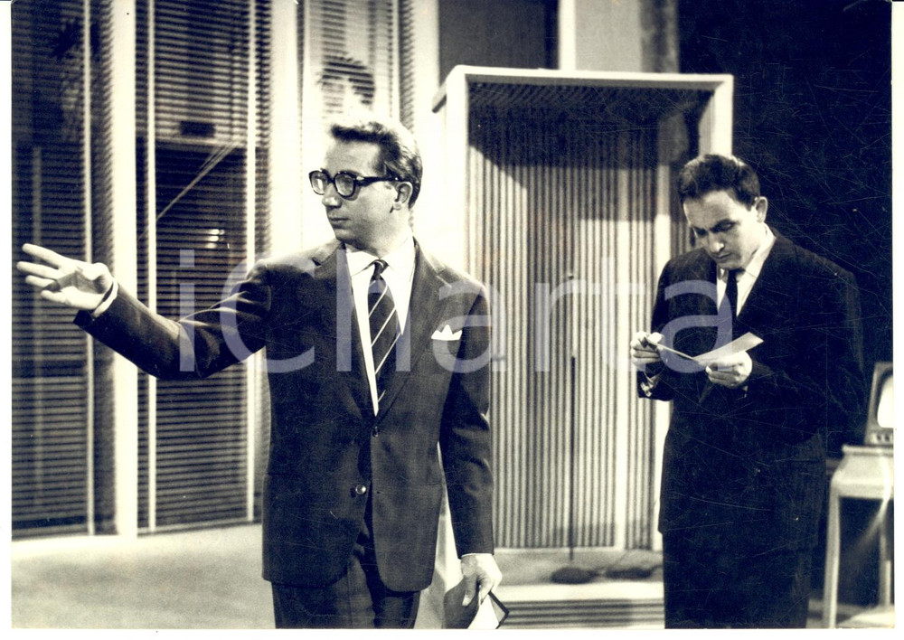 1959 MILANO LASCIA O RADDOPPIA Mike BONGIORNO durante una puntata *Foto 18x13 cm