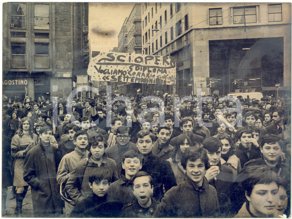 1968 MILANO Sciopero studenti istituti industriali - Il corteo *Foto DANNEGGIATA