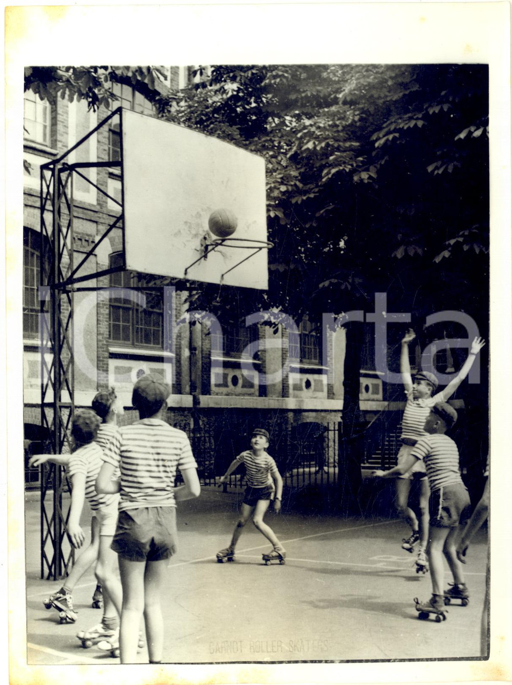 1953 PARIS Young players during a roller - basketball game *Photo 15x20 cm