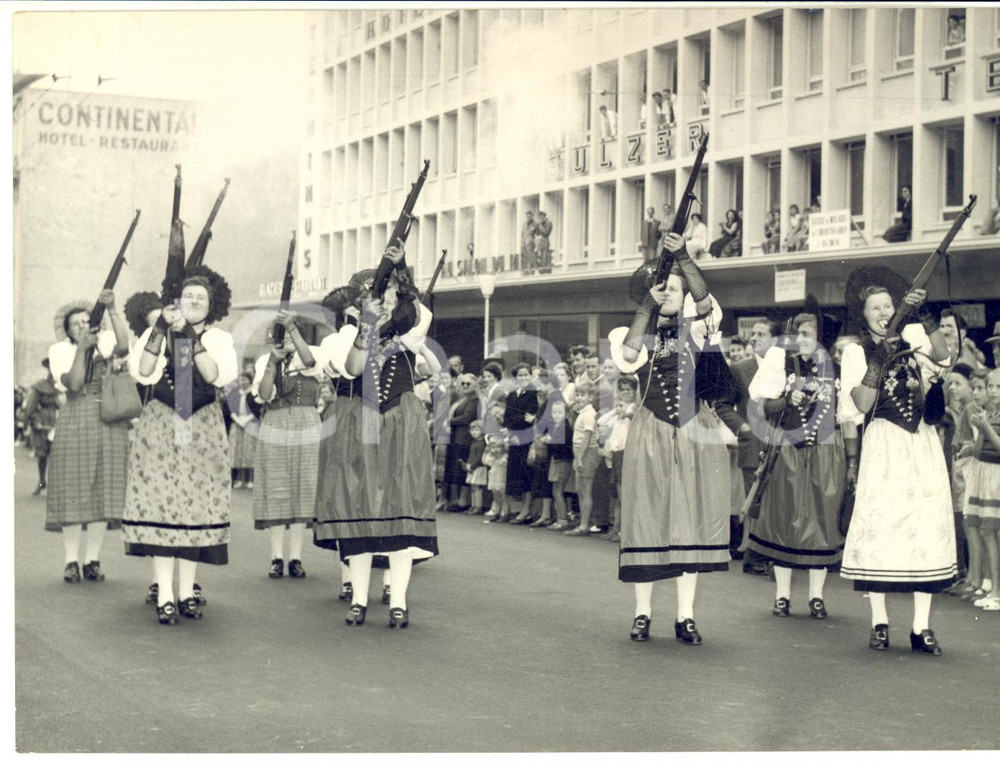 1955 ca ZURIGO (SVIZZERA) Donne in costume tradizionale in corteo con i fucili