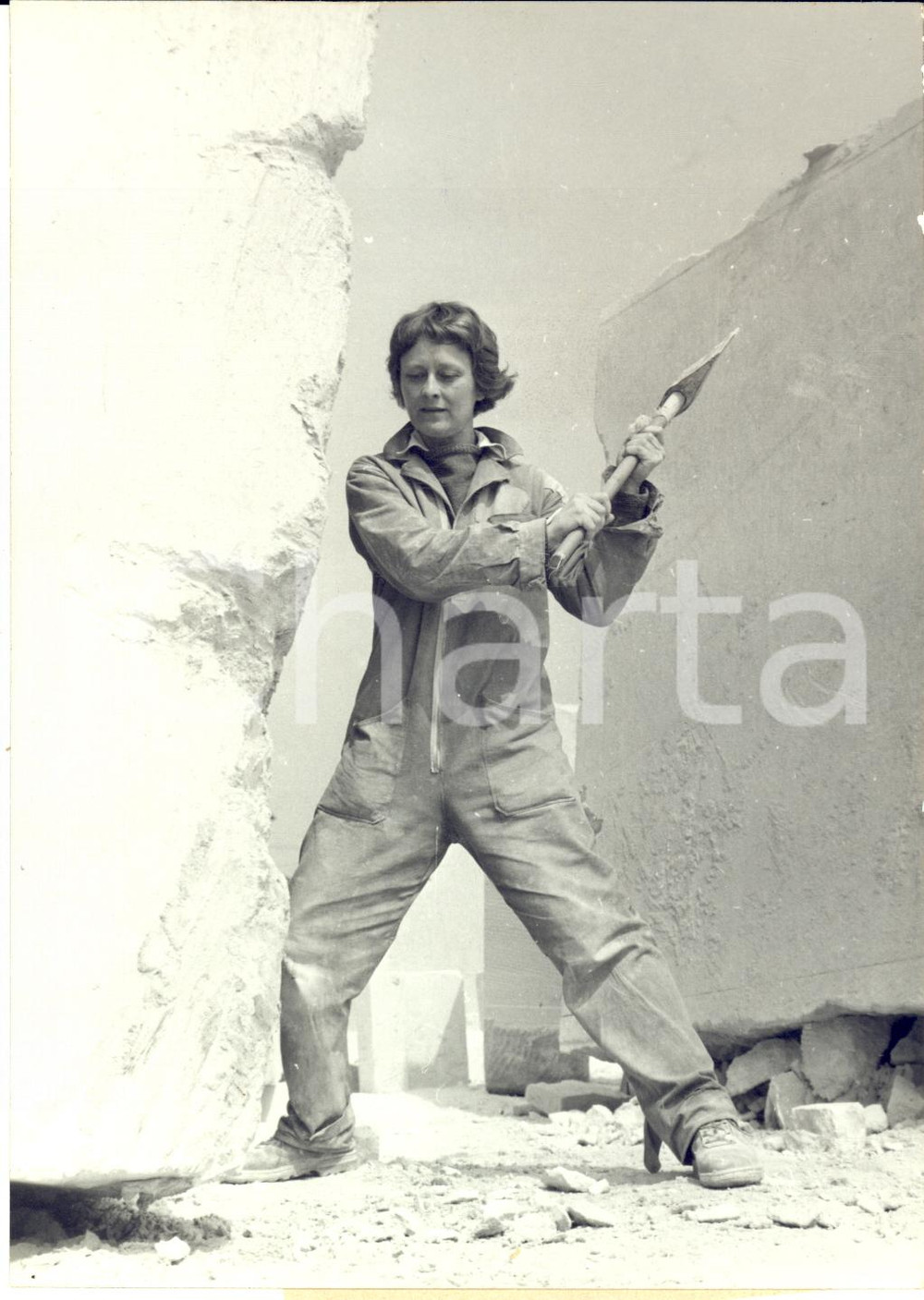 1962 PARIS Porte D'Aubervilliers - Sculptrice Alicia MOI pendant son travail