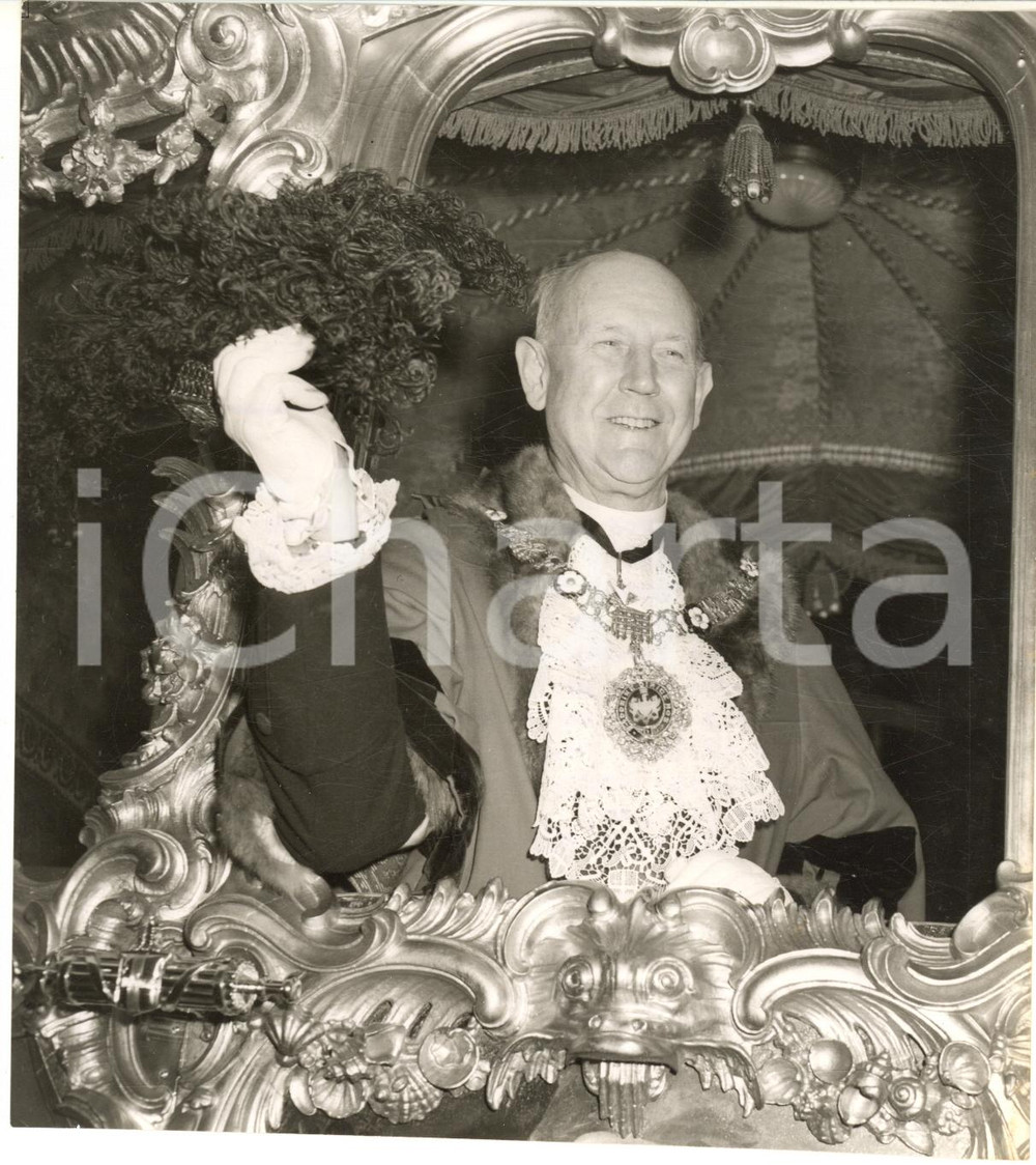 1958 LONDON The new Lord Mayor Harold GILLETT greets the citizens *Photo