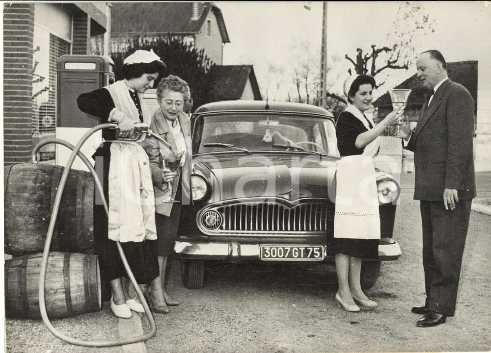 1959 FRANCE Syndicats d'Initiative offrent des dégustations sur les routes *Photo