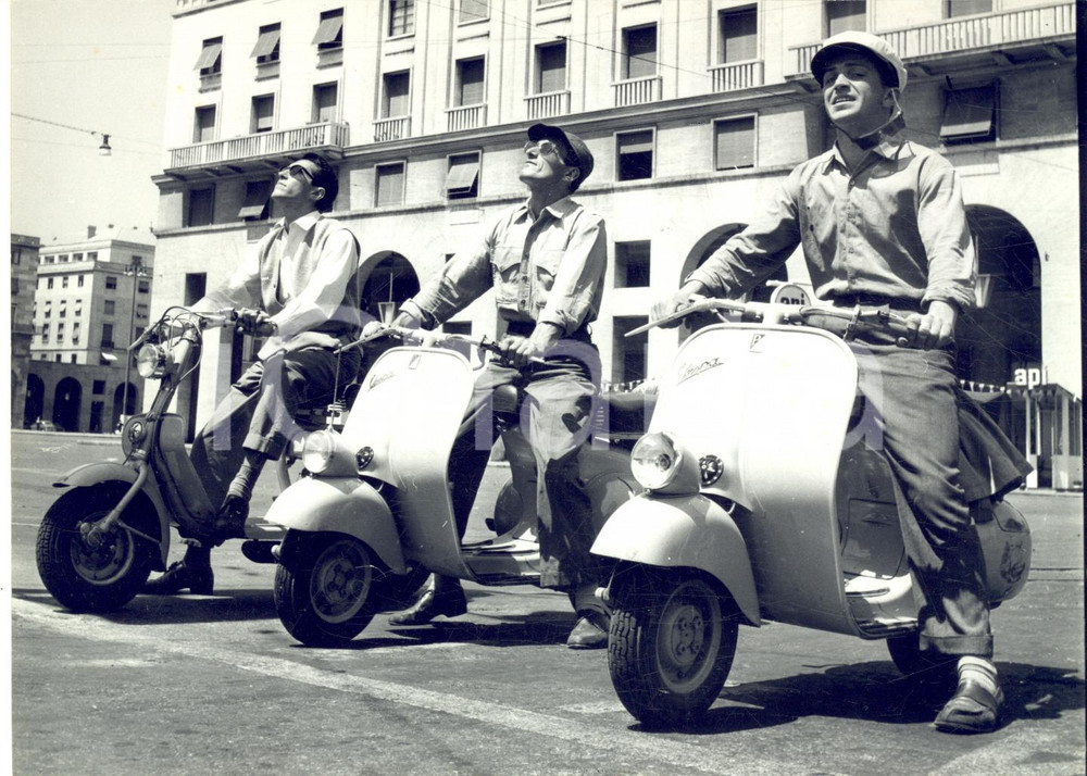 1954 GENOVA Cittadini in VESPA al semaforo durante l'eclissi di sole *Foto 18x13