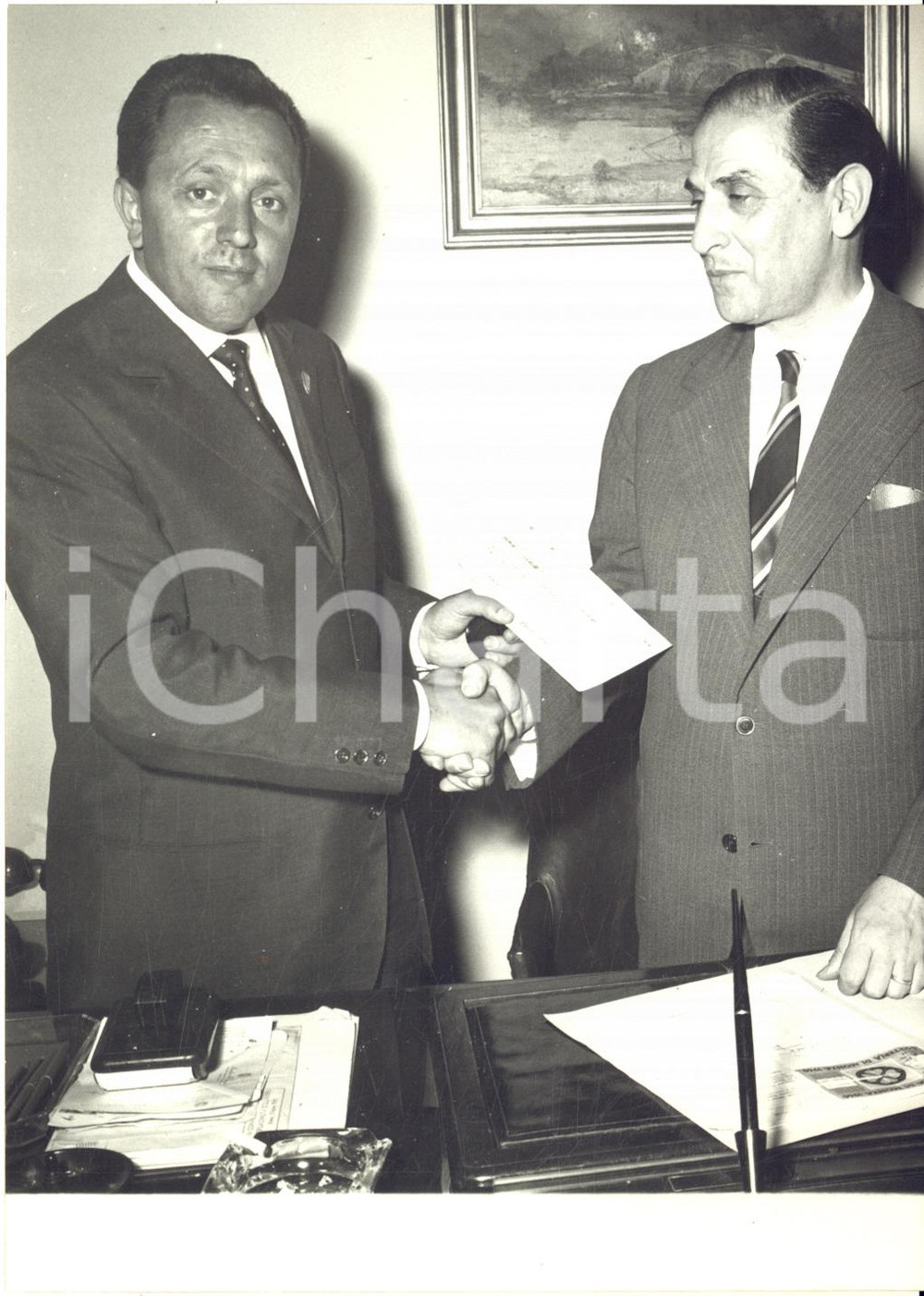 1960 ROMA Giorgio PANUSA consegna premio da 100 milioni per la LOTTERIA DI MONZA