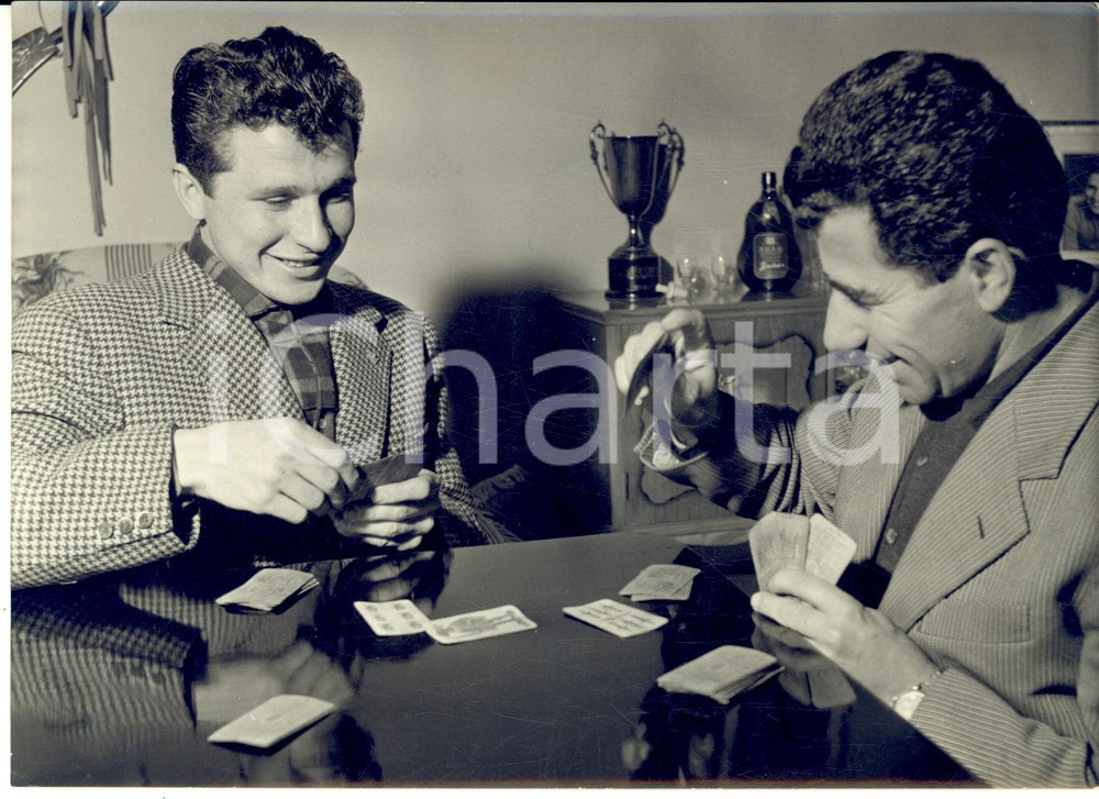 1960 BERTINORO CICLISMO Arnaldo PAMBIANCO gioca a scopone con Nino ASSIRELLI Foto